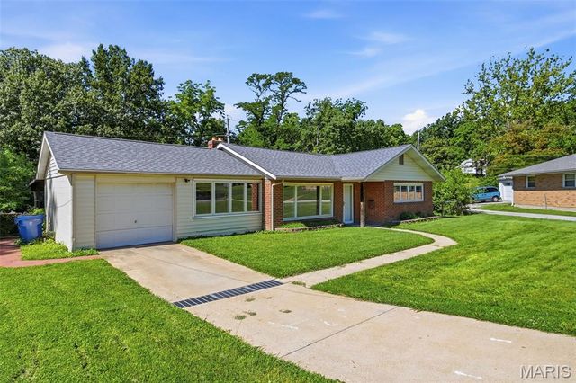 8736 Marvista Drive, St Louis, MO 63114