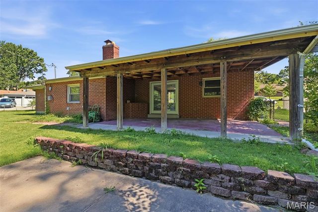 8736 Marvista Drive, St Louis, MO 63114