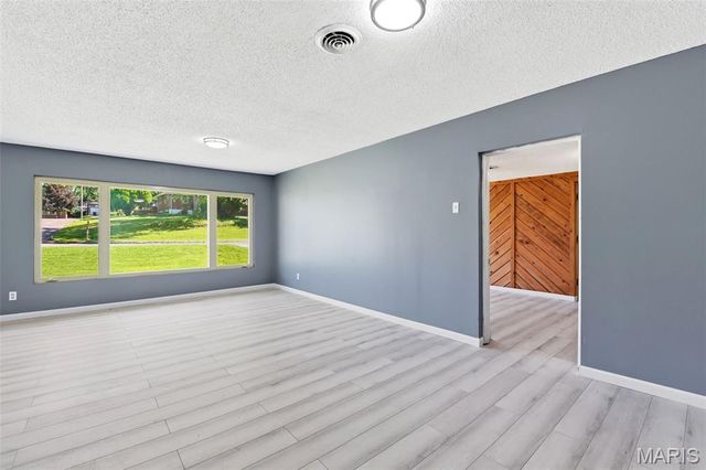 8736 Marvista Drive, St Louis, MO 63114