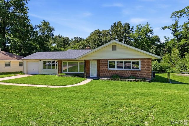 8736 Marvista Drive, St Louis, MO 63114