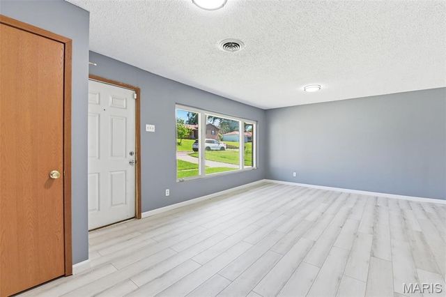 8736 Marvista Drive, St Louis, MO 63114