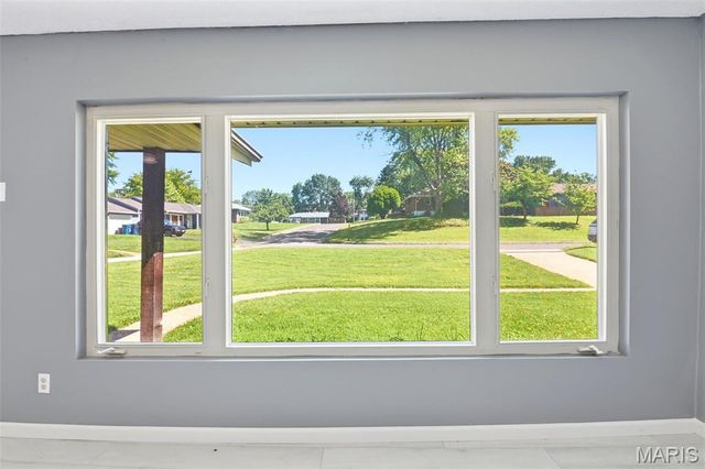 8736 Marvista Drive, St Louis, MO 63114
