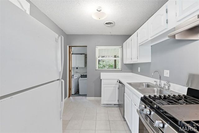 8736 Marvista Drive, St Louis, MO 63114