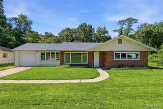 8736 Marvista Drive, St Louis, MO 63114