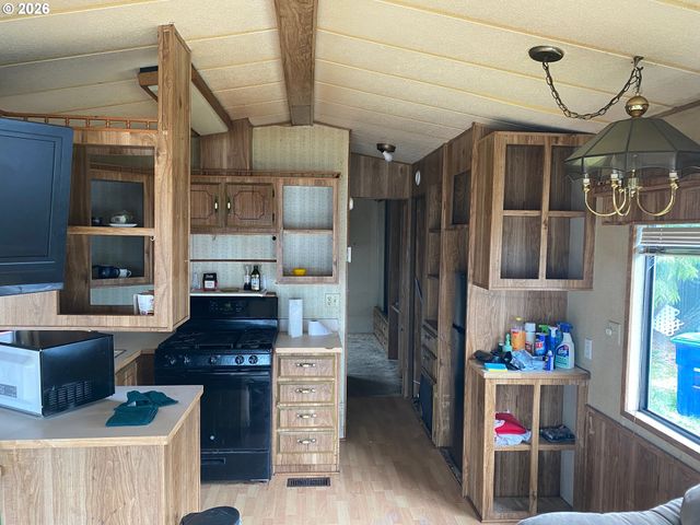 231 Se NEPTUNE Ave, Lincoln City, OR 97367