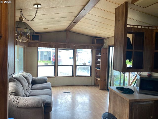 231 Se NEPTUNE Ave, Lincoln City, OR 97367