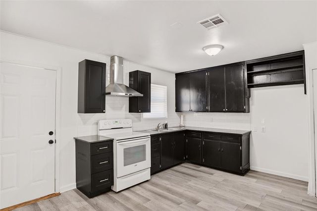 111 E Kittyhawk Drive, Midwest City, OK 73110