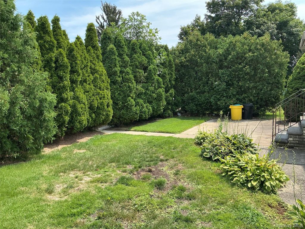 55 Surrey Lane, Plainview, NY 11803 — photo 2