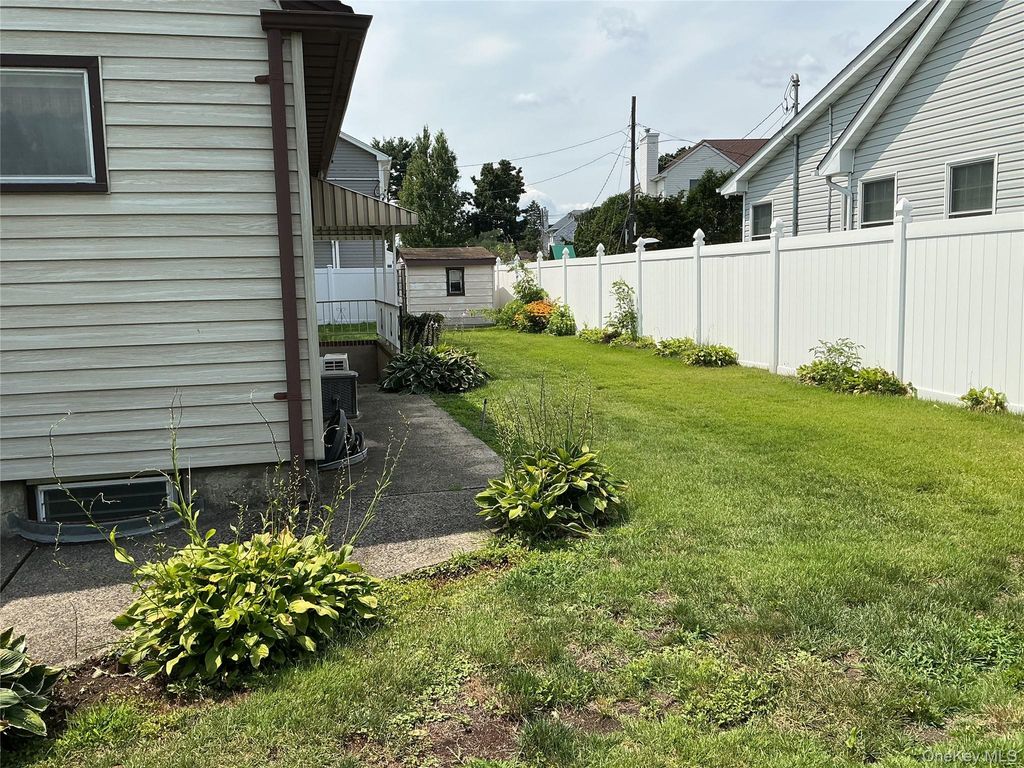 55 Surrey Lane, Plainview, NY 11803 — photo 3
