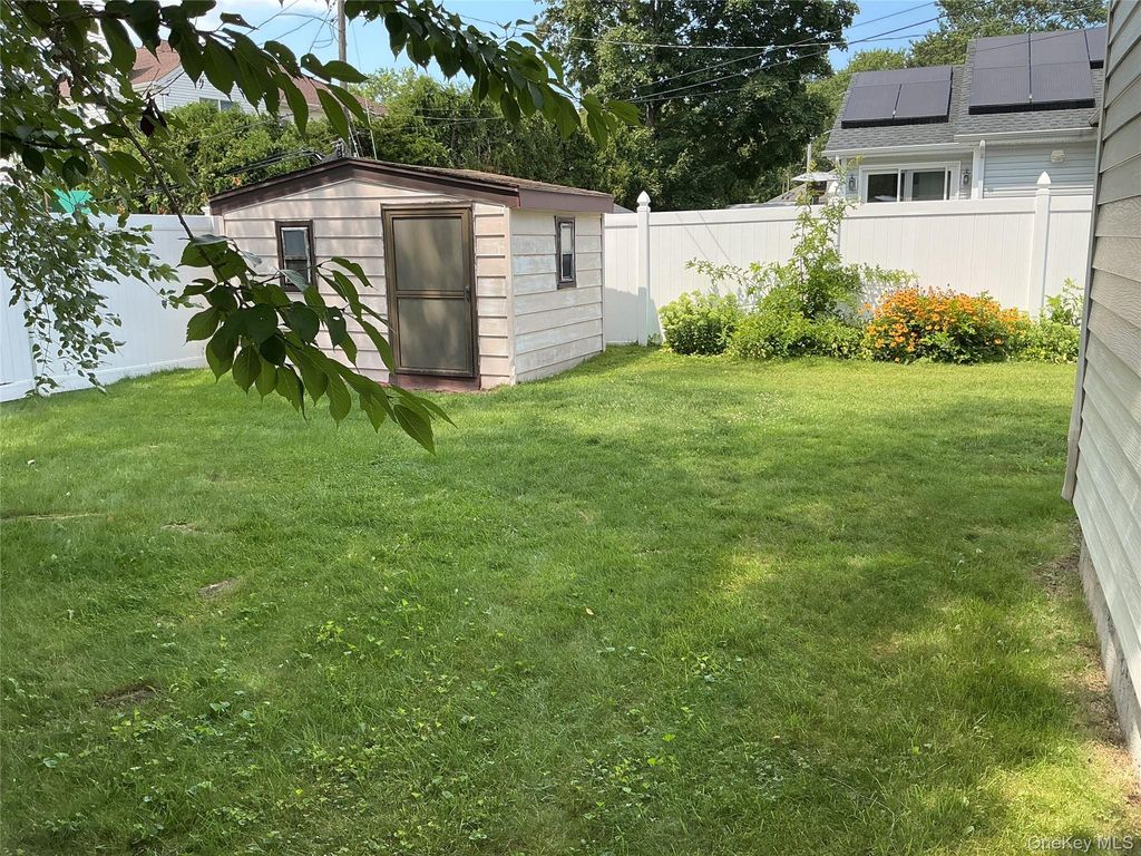 55 Surrey Lane, Plainview, NY 11803 — photo 5