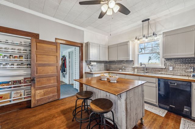 261 N 2nd Street, Walnut Springs, TX 76690