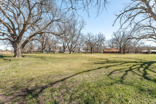 261 N 2nd Street, Walnut Springs, TX 76690