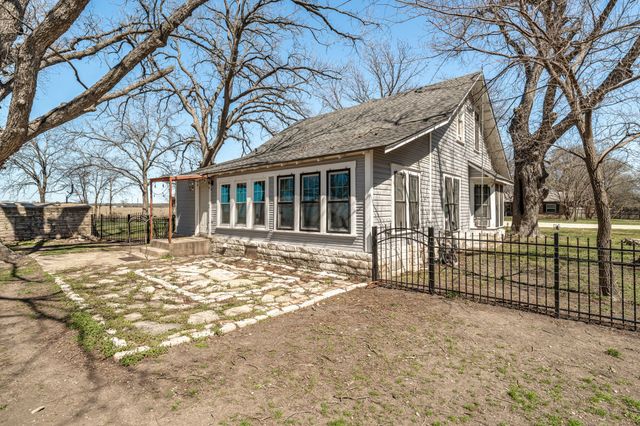 261 N 2nd Street, Walnut Springs, TX 76690