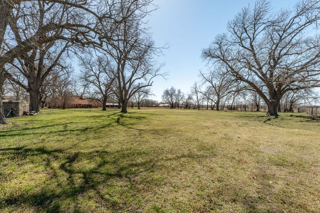 261 N 2nd Street, Walnut Springs, TX 76690