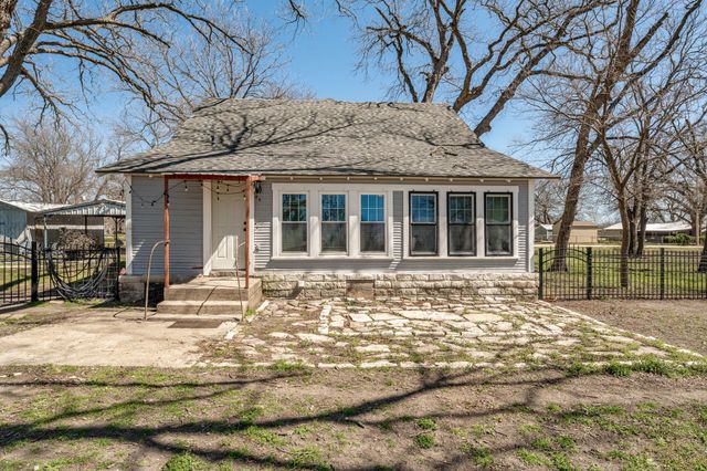 261 N 2nd Street, Walnut Springs, TX 76690
