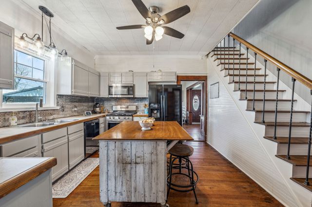 261 N 2nd Street, Walnut Springs, TX 76690