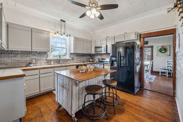 261 N 2nd Street, Walnut Springs, TX 76690