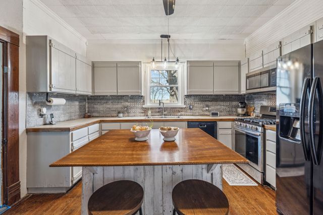 261 N 2nd Street, Walnut Springs, TX 76690