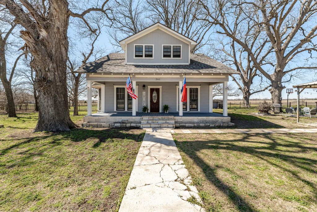 261 N 2nd Street, Walnut Springs, TX 76690