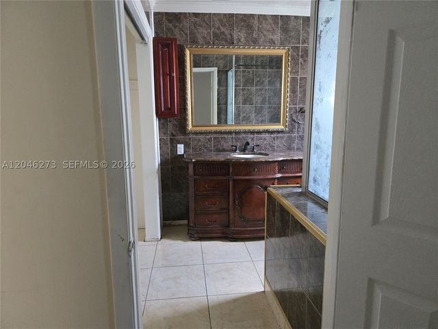 4205 NW 52nd Ave, Lauderdale Lakes, FL 33319