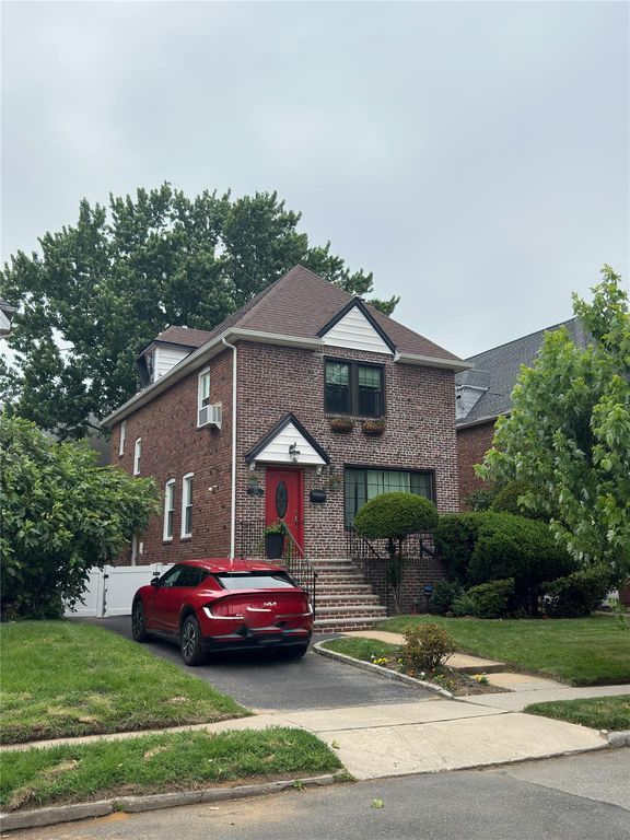 152 Bixley Heath, Lynbrook, NY 11563