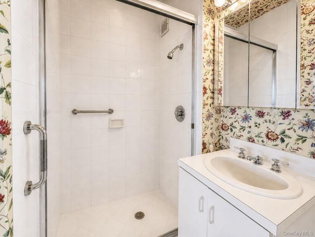 270-10 Grand Central Parkway 11N, Floral Park, NY 11005