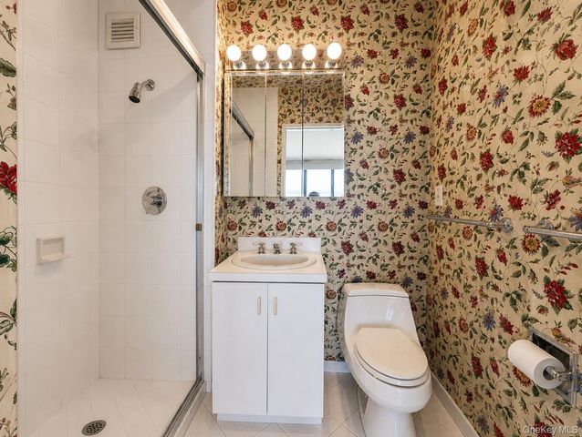 270-10 Grand Central Parkway 11N, Floral Park, NY 11005