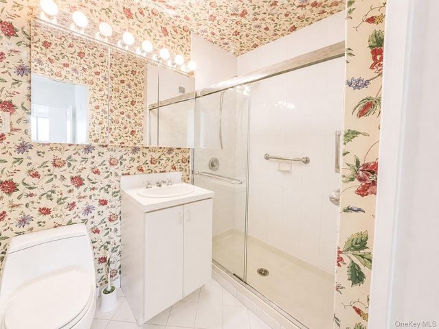 270-10 Grand Central Parkway 11N, Floral Park, NY 11005