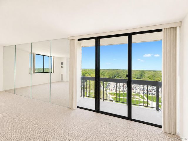 270-10 Grand Central Parkway 11N, Floral Park, NY 11005