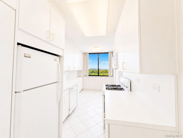 270-10 Grand Central Parkway 11N, Floral Park, NY 11005