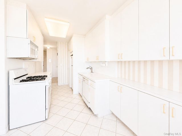 270-10 Grand Central Parkway 11N, Floral Park, NY 11005