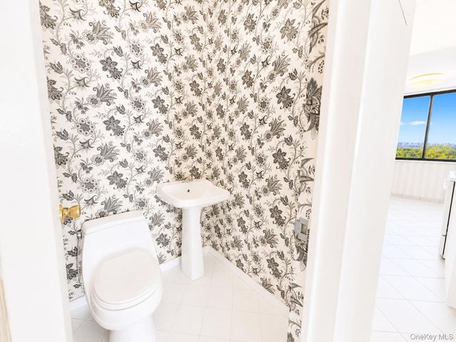 270-10 Grand Central Parkway 11N, Floral Park, NY 11005