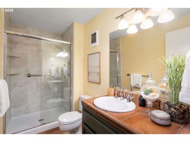 5640 S RIVERSIDE Ln 2, Portland, OR 97239