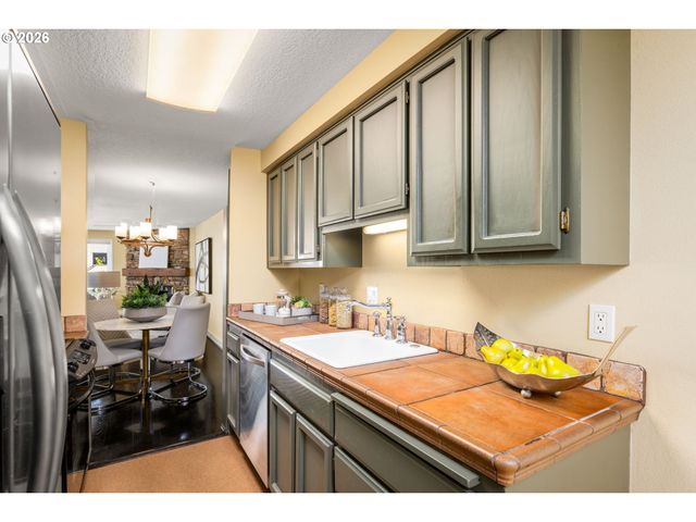 5640 S RIVERSIDE Ln 2, Portland, OR 97239
