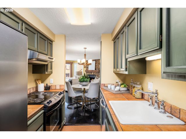 5640 S RIVERSIDE Ln 2, Portland, OR 97239