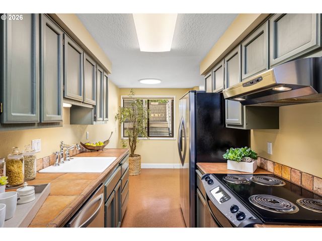 5640 S RIVERSIDE Ln 2, Portland, OR 97239