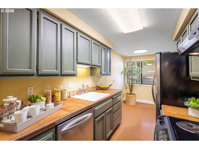5640 S RIVERSIDE Ln 2, Portland, OR 97239