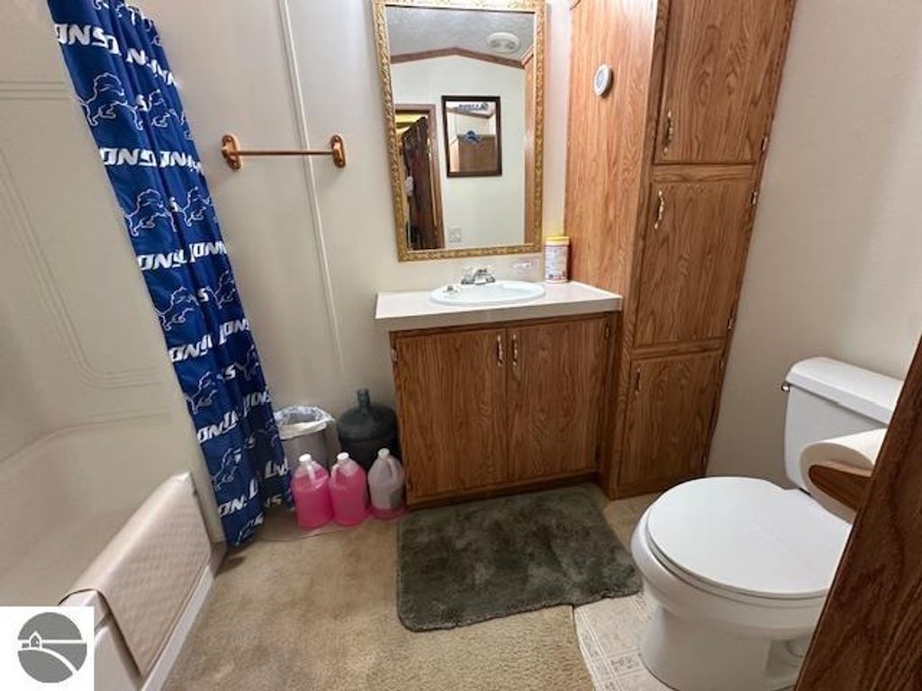 Image 10 of property listing at 11765 West Shore Drive, Houghton Lake, MI 48629