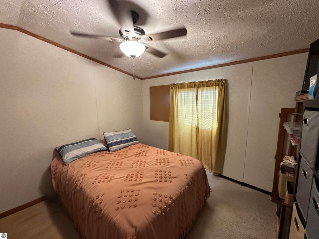 Image 12 of property listing at 11765 West Shore Drive, Houghton Lake, MI 48629