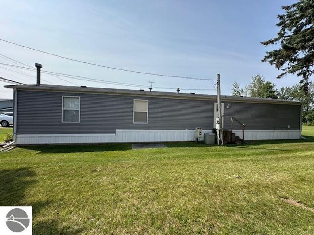 Image 13 of property listing at 11765 West Shore Drive, Houghton Lake, MI 48629