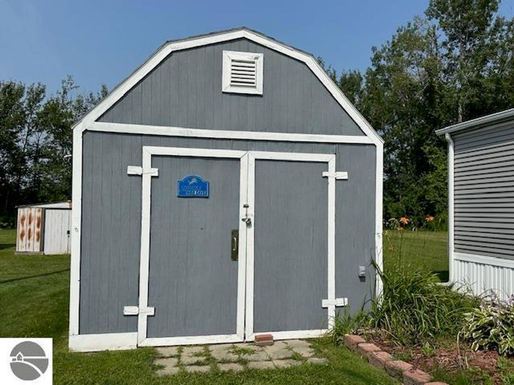 Image 15 of property listing at 11765 West Shore Drive, Houghton Lake, MI 48629