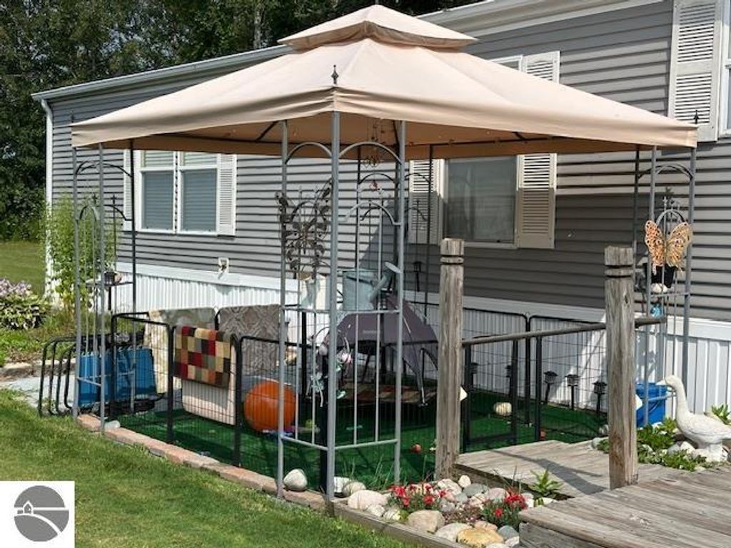 Image 2 of property listing at 11765 West Shore Drive, Houghton Lake, MI 48629