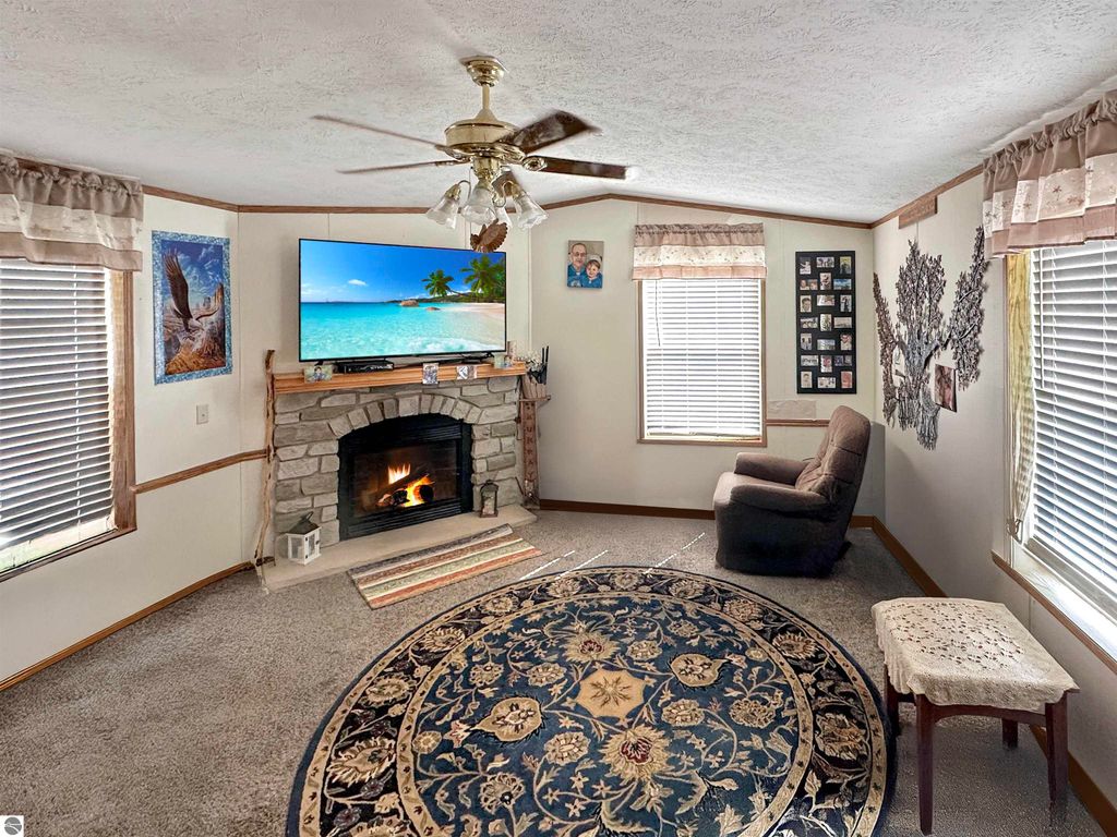 Image 5 of property listing at 11765 West Shore Drive, Houghton Lake, MI 48629