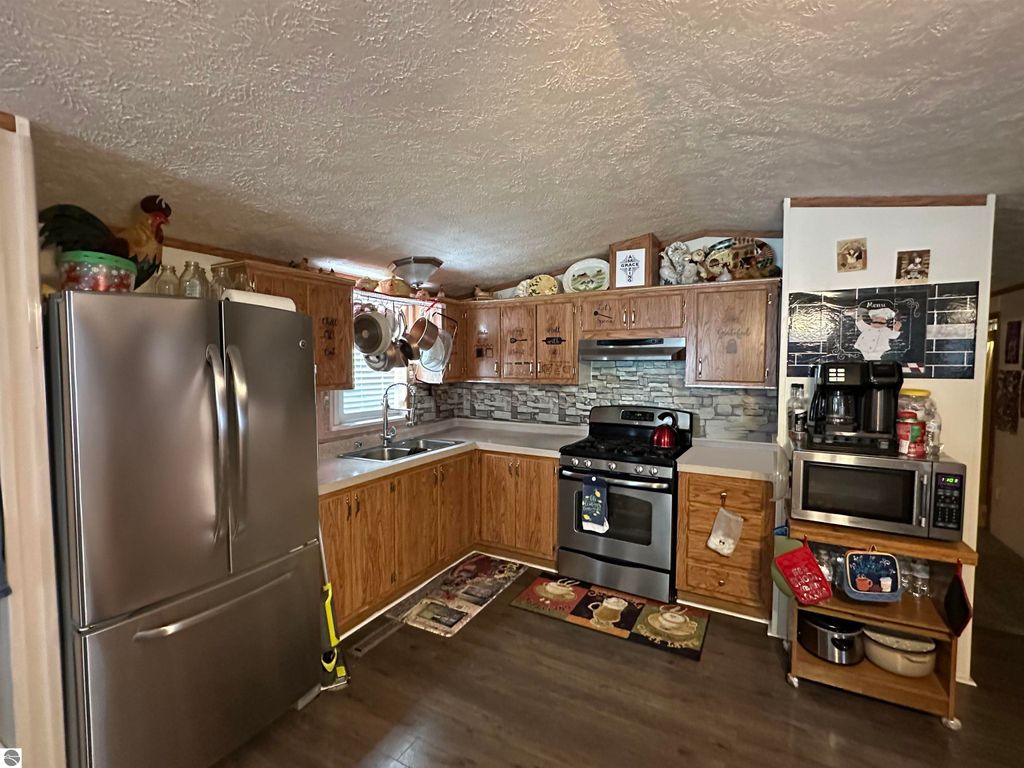 Image 7 of property listing at 11765 West Shore Drive, Houghton Lake, MI 48629