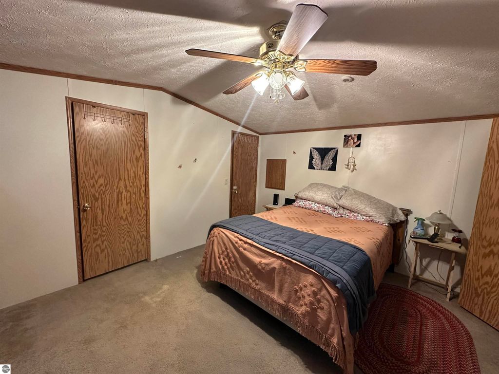 Image 9 of property listing at 11765 West Shore Drive, Houghton Lake, MI 48629