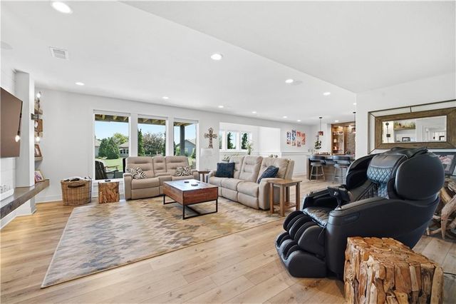 4217 NE Overbrook Drive, Lee's Summit, MO 64064
