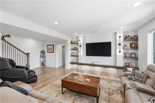 4217 NE Overbrook Drive, Lee's Summit, MO 64064