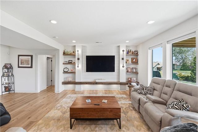 4217 NE Overbrook Drive, Lee's Summit, MO 64064