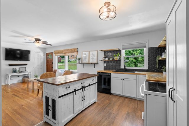 201 Pleasant Dr, Columbia, TN 38401