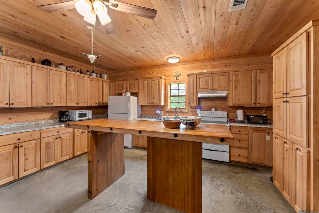 6409 Pohlman Rd, St Francisville, LA 70775